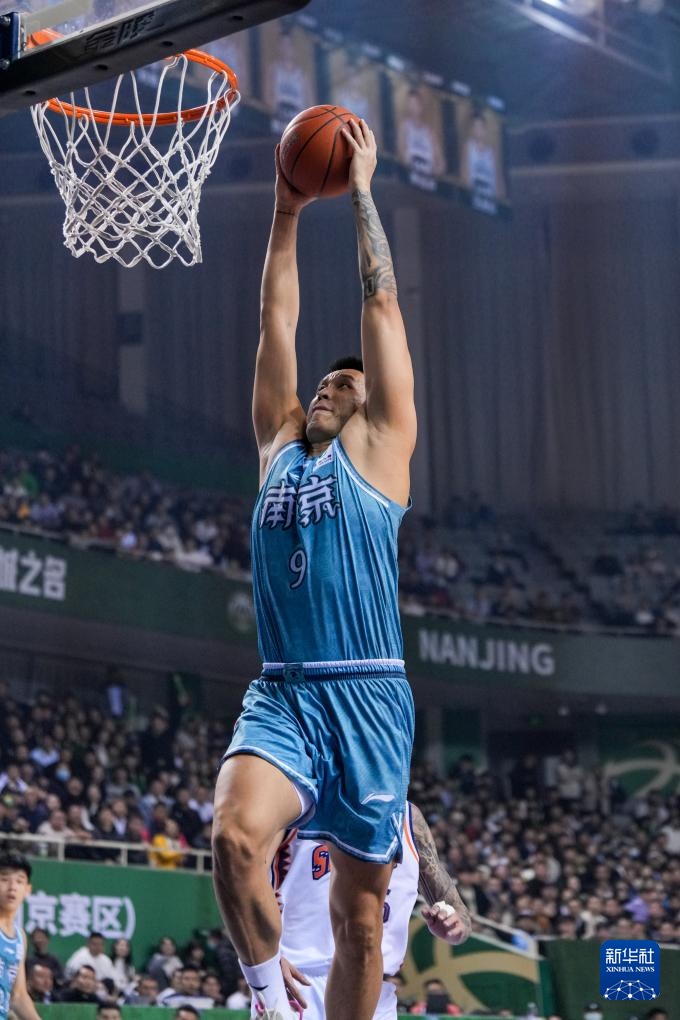 TA：莫斯克拉的贡献远不止是“临时救火”，他完全封锁了凯恩（TA：莫斯克拉的作用远超权宜之计，他彻底冻结了凯恩）