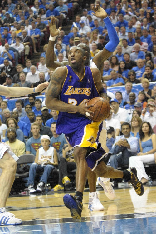 德容：不应该再和上赛季比较了，上赛季我们也没拿到欧冠冠军（德容：别再和上赛季相比了，那时我们同样无缘欧冠）