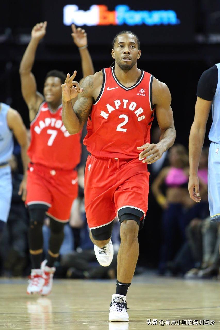 体坛记忆｜库里致敬爱德华兹，在投进三分之后库里看向了爱德华兹（体坛记忆｜库里三分命中后看向爱德华兹致敬）