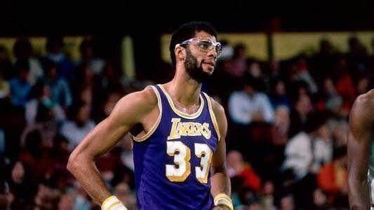 科尔：理查德最近没上场是因为他是新秀，我得尊重老将们（科尔解释理查德近期未出场：他是新秀，我得优先考虑老将）