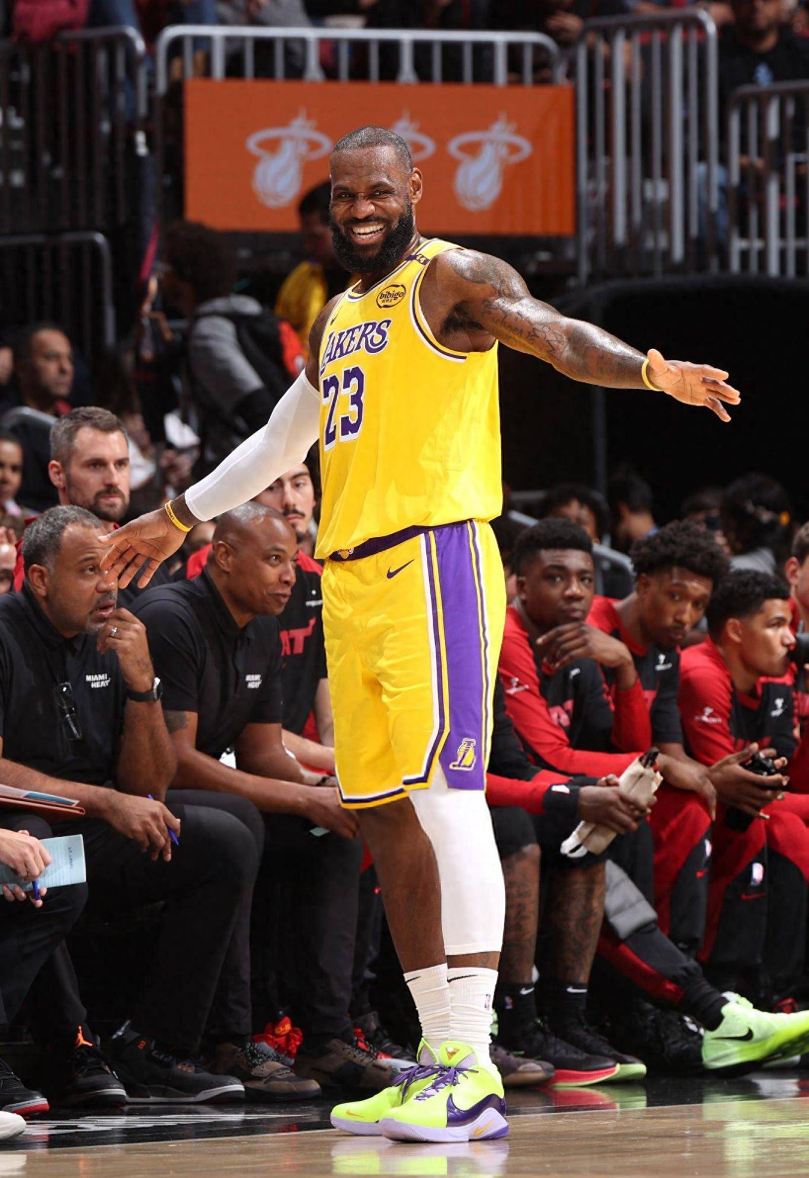 后腰全场传球成功率达 92%，表现全面（后腰传球成功率高达92%，攻防俱佳）