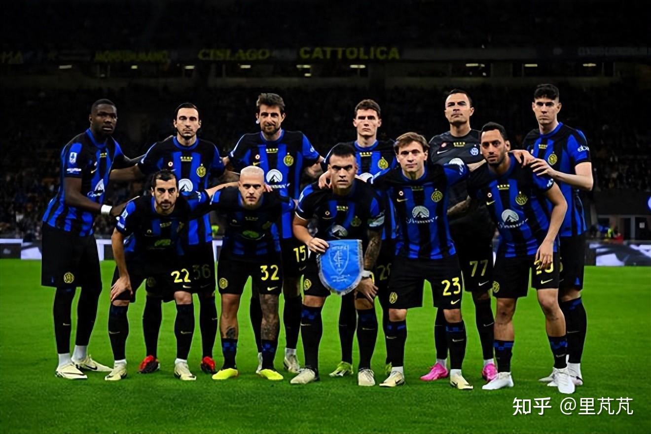 利物浦对施洛特贝克表现出浓厚兴趣，有望在2026年夏天转会，转会费可能达5000万英镑。（利物浦锁定施洛特贝克：2026年夏窗有望加盟，转会费或达5000万英镑）