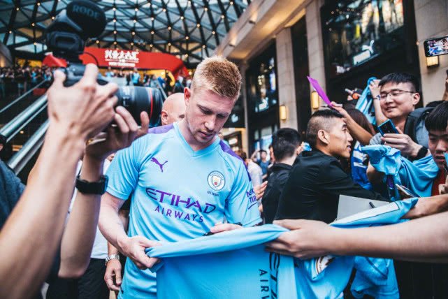 梅西抵达印度！被高喊梅西！有球迷表示为了看梅西愿意离婚！（梅西抵达印度，现场呼声震天：有球迷称为见他愿离婚）