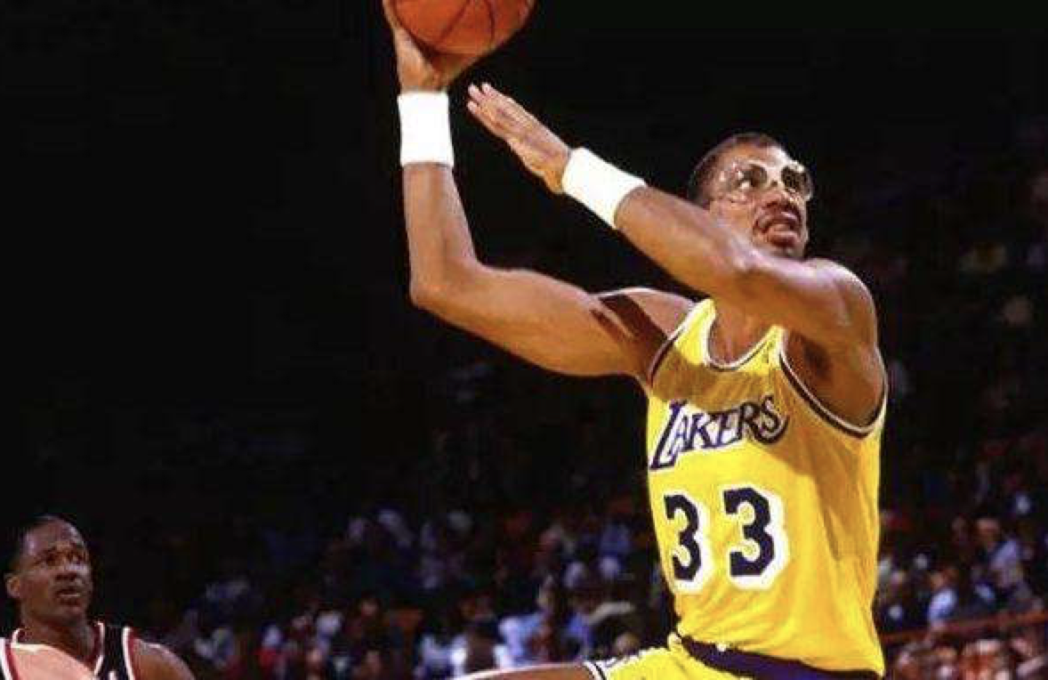 NBA常规赛战报：快船客场险胜雷霆（NBA常规赛：快船做客惊险击败雷霆）