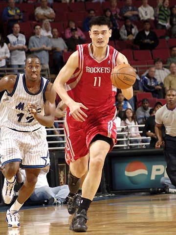 出手后原地劈腿凝视！威少飙中关键三分 国王缩小分差至2分（威少命中关键三分后原地劈腿凝视，国王将分差缩至2分）