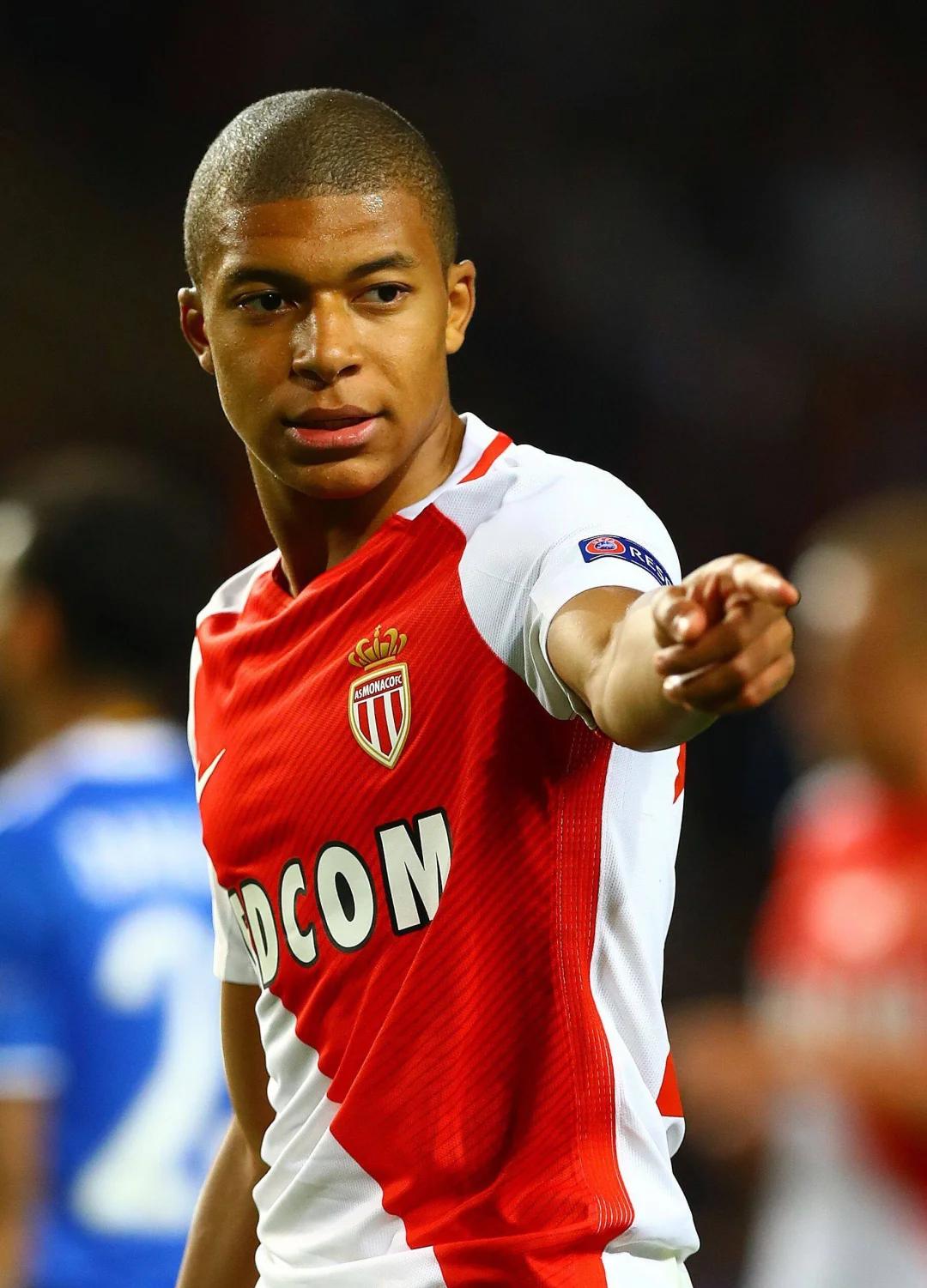 太阳报：B费安慰未登场小将获球迷赞赏，被贴“领袖”标签（太阳报：B费安慰未出场小将获球迷力赞，被称为“领袖”）