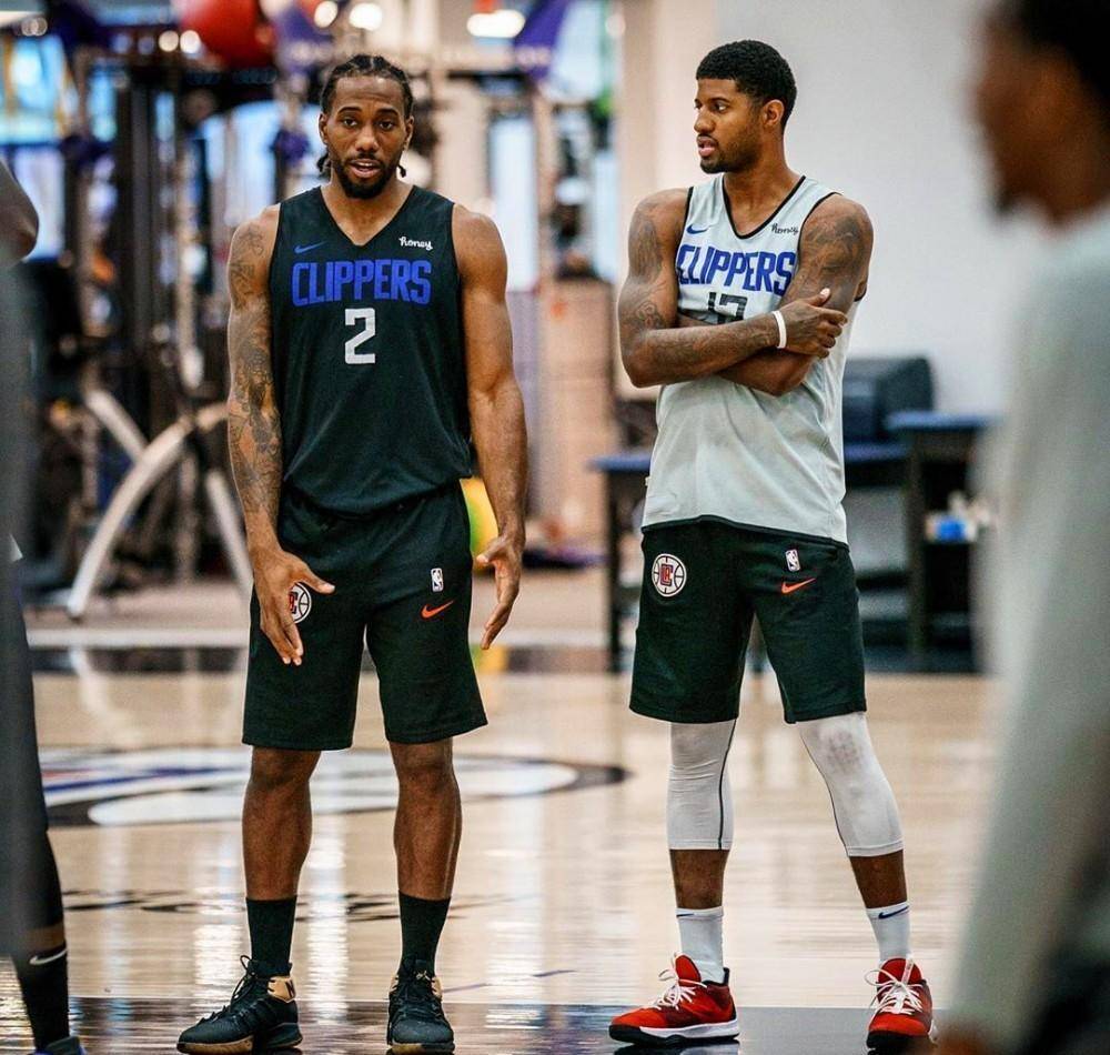 球迷比赛期间骂尤文踢得太烂，斯帕莱蒂回击：你们想怎样？（球迷观赛怒斥尤文表现糟糕，斯帕莱蒂反问：你们还想怎样？）