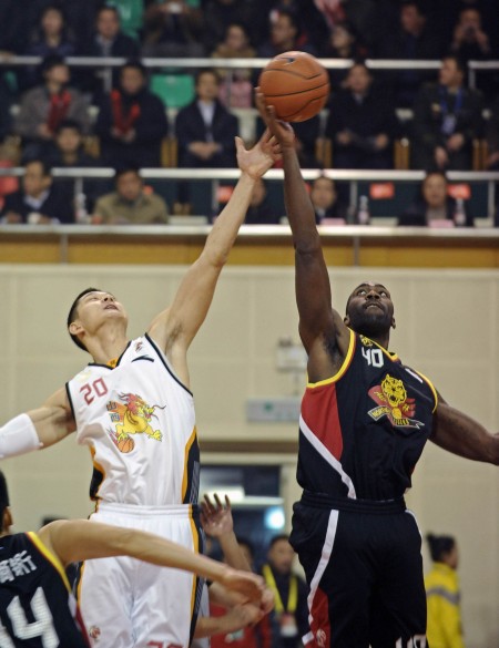 戈贝尔：有时更倾向于点抢篮板 这和身体疲劳&对手卡我的手有关（戈贝尔：体能疲劳加上对手卡手，我有时更会选择点抢篮板）