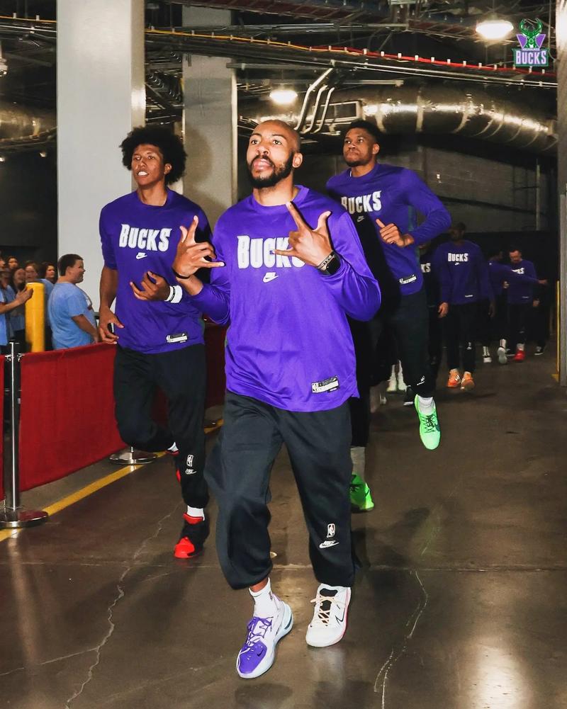 致敬队友！巴特勒身穿斯潘塞的洛约拉大学长曲棍球队服亮相（巴特勒穿斯潘塞的洛约拉大学长曲棍球球衣出场，向队友致敬）