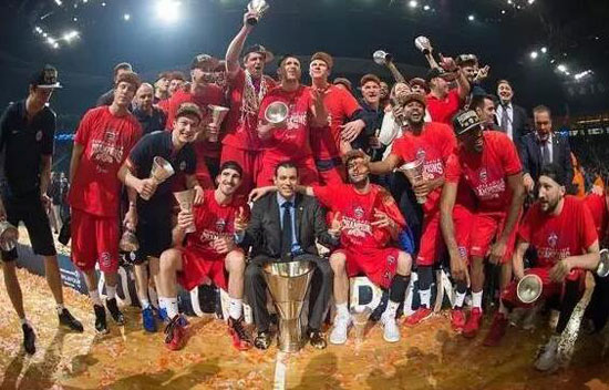 从乒坛大魔王到家庭主妇，张怡宁一身名牌买菜，结婚后被宠成宝（昔日乒坛大魔王化身贤内助：张怡宁穿戴大牌买菜，婚后被捧在手心）