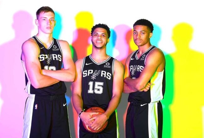 签名鞋明年春季发布！克拉克：期待与大家分享我的首款签名鞋（克拉克官宣首款签名鞋明年春季亮相，期待与大家见面）