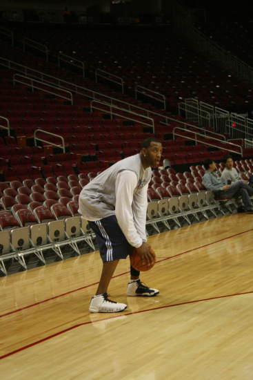 詹姆斯准三双 湖人客场带走胜利（詹姆斯准三双助湖人客场告捷）