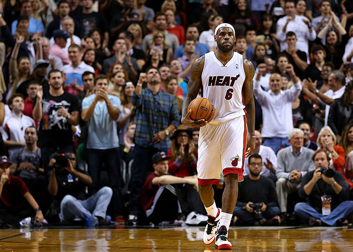 英超-阿斯顿维拉2-1力克曼联，罗杰斯双响库尼亚破门难救主（英超：阿斯顿维拉2-1曼联，罗杰斯梅开二度，库尼亚进球难救主）