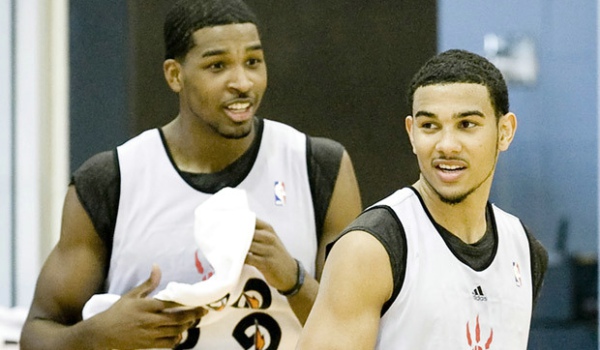 外线能投！马内克半场10中5&三分6中3拿到13分6板 正负值+21（外线准星在线！马内克半场13分6板，投篮10中5、三分6中3，正负值+21）