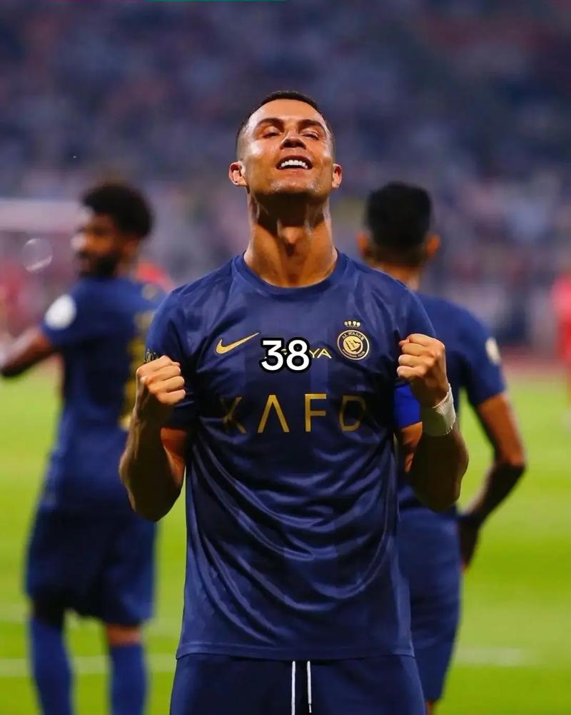 欧冠赛前穆里尼奥与两名昔日弟子重逢，并亲吻了斯内德的光头（欧冠赛前，穆里尼奥与两位旧将相聚，还亲吻斯内德的光头）