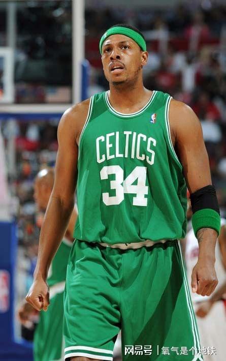 😎这人谁啊（摘掉墨镜）🥺号召力这么强！（😲这位是谁啊（目瞪口呆）号召力也太猛了吧！）